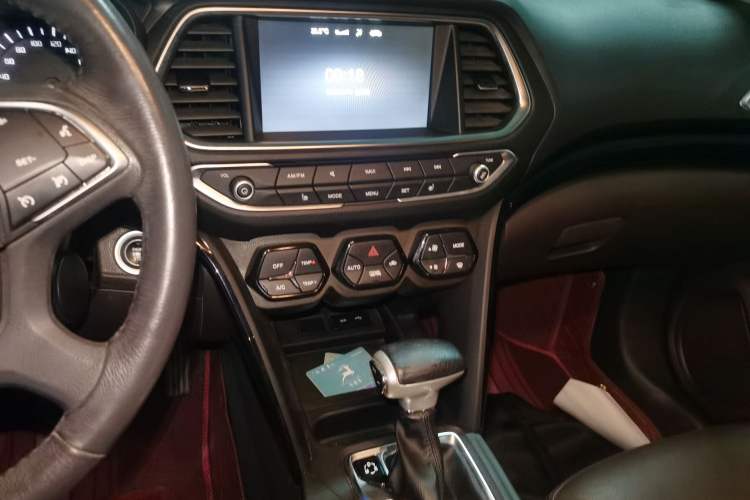 Used GAC Trumpchi GS4 2017 235T Automatic Two-Wheel Drive Luxury Smart Connectivity Version Audio And AC Panel