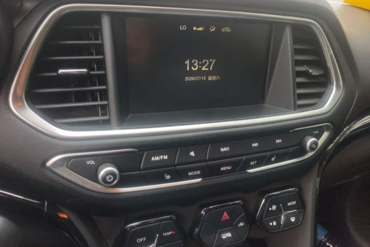 Used GAC Trumpchi GS4 2017 235T Manual Two-Wheel Drive Luxury Edition Audio And AC Panel