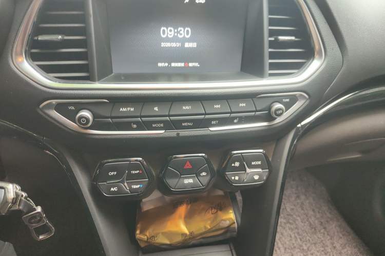 Used GAC Trumpchi GS4 2017 235T Manual Two-Wheel Drive Luxury Edition Audio And AC Panel