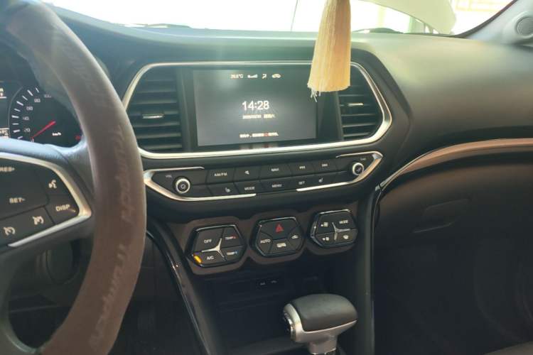Used GAC Trumpchi GS4 2017 235T Automatic Two-Wheel Drive Luxury Smart Connectivity Version Audio And AC Panel