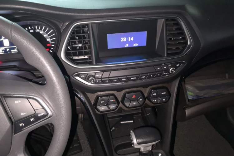 Used GAC Trumpchi GS4 2017 235T Automatic Two-Wheel Drive Elite Edition Audio And AC Panel