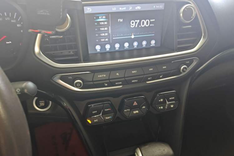 Used GAC Trumpchi GS4 2017 235T Automatic Two-Wheel Drive Luxury Smart Connectivity Version Audio And AC Panel