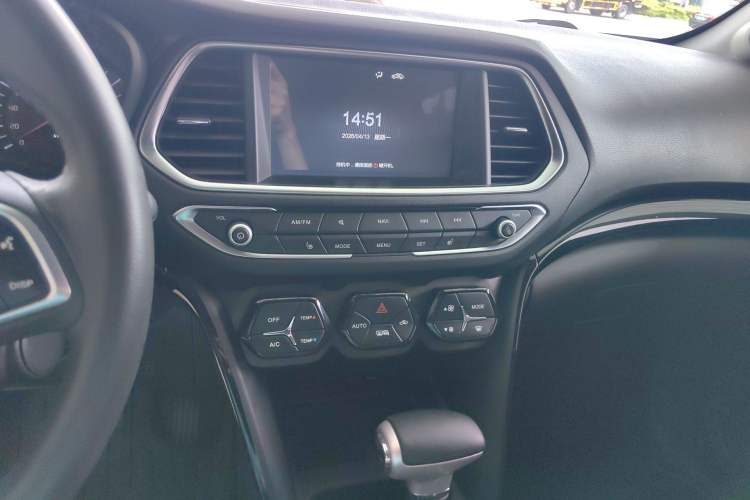 Used GAC Trumpchi GS4 2017 235T Automatic Two-Wheel Drive Luxury Smart Connectivity Version Audio And AC Panel