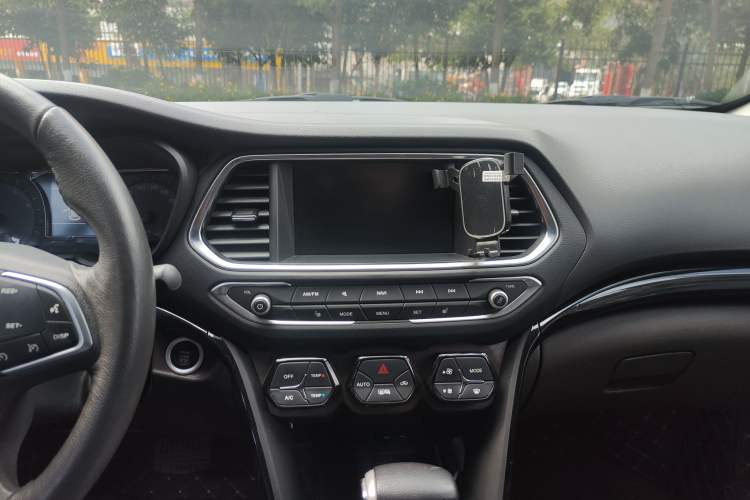 Used GAC Trumpchi GS4 2017 235T Automatic Two-Wheel Drive Luxury Smart Connectivity Version Audio And AC Panel