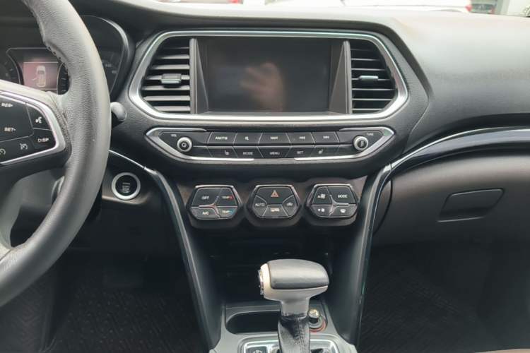 Used GAC Trumpchi GS4 2017 235T Automatic Two-Wheel Drive Luxury Smart Connectivity Version Audio And AC Panel