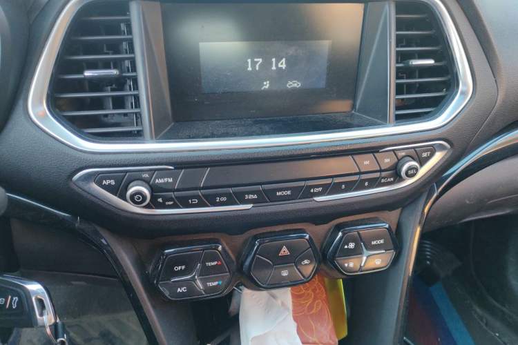 Used GAC Trumpchi GS4 2017 200T Manual Two-Wheel Drive Elite Edition Audio And AC Panel