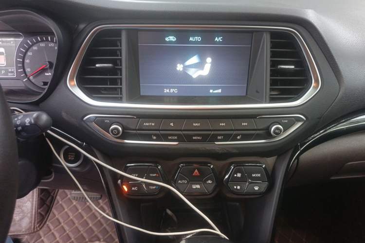 Used GAC Trumpchi GS4 2017 235T Automatic Two-Wheel Drive Luxury Smart Connectivity Version Audio And AC Panel