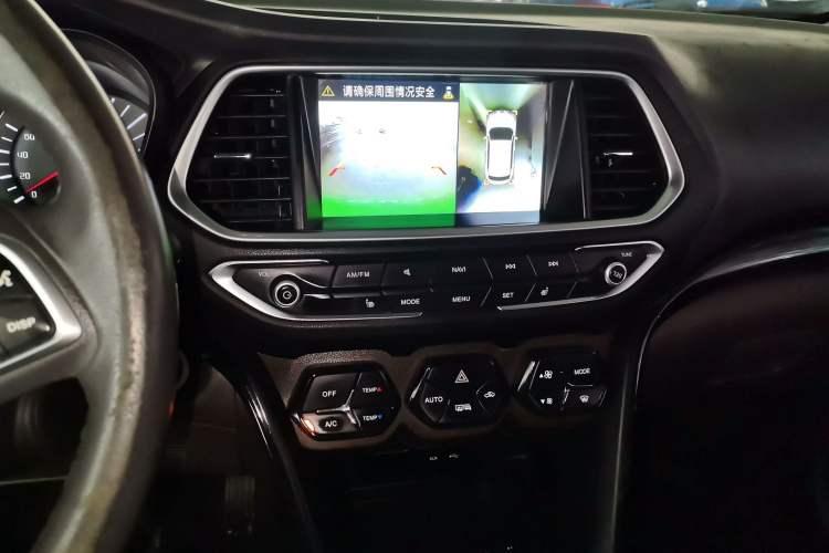 Used GAC Trumpchi GS4 2017 235T Automatic Two-Wheel Drive Luxury Smart Connectivity Version Audio And AC Panel