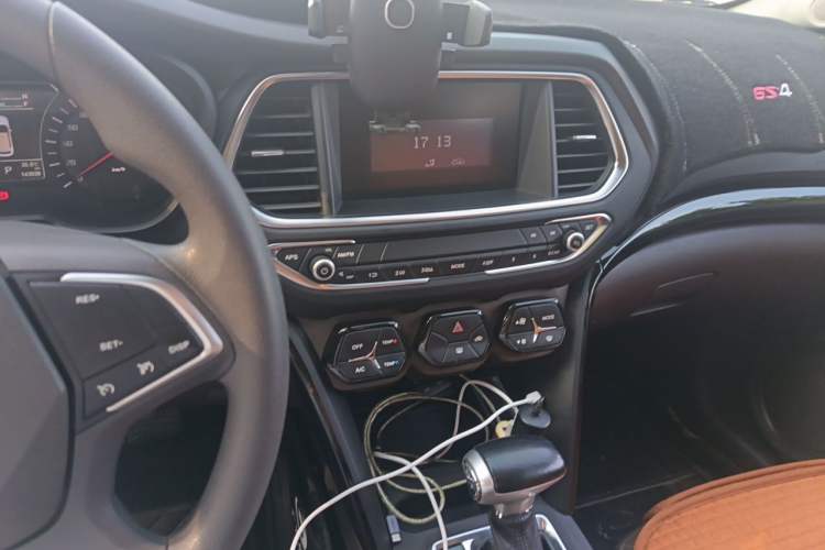 Used GAC Trumpchi GS4 2017 200T G-DCT Two-Wheel Drive Elite Edition Audio And AC Panel