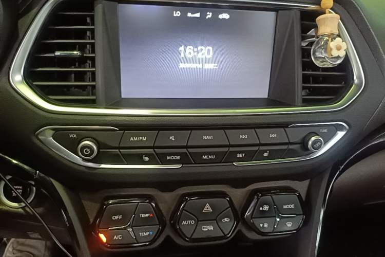Used GAC Trumpchi GS4 2017 235T Automatic Two-Wheel Drive Luxury Smart Connectivity Version Audio And AC Panel