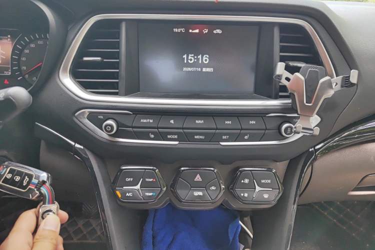 Used GAC Trumpchi GS4 2017 235T Manual Two-Wheel Drive Luxury Edition Audio And AC Panel