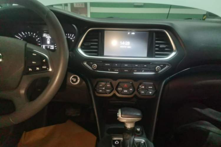 Used GAC Trumpchi GS4 2017 235T Automatic Two-Wheel Drive Luxury Smart Connectivity Version Audio And AC Panel