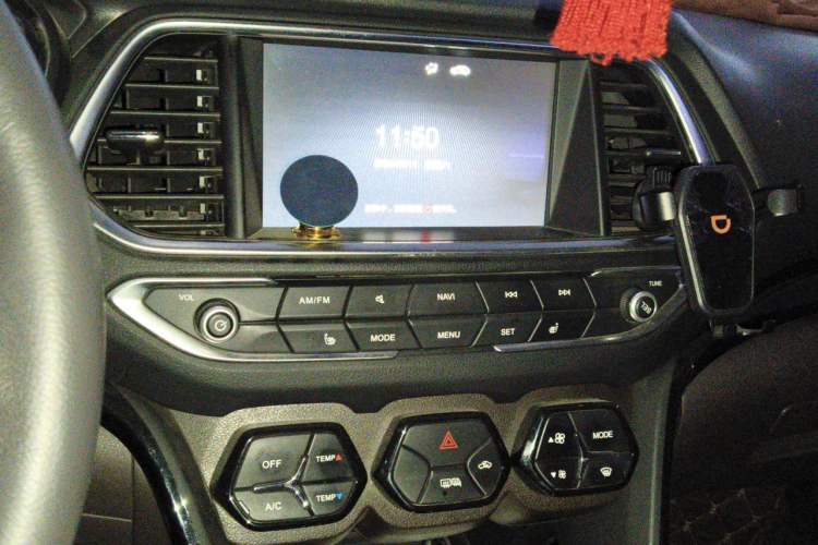 Used GAC Trumpchi GS4 2017 235T Manual Two-Wheel Drive Luxury Edition Audio And AC Panel
