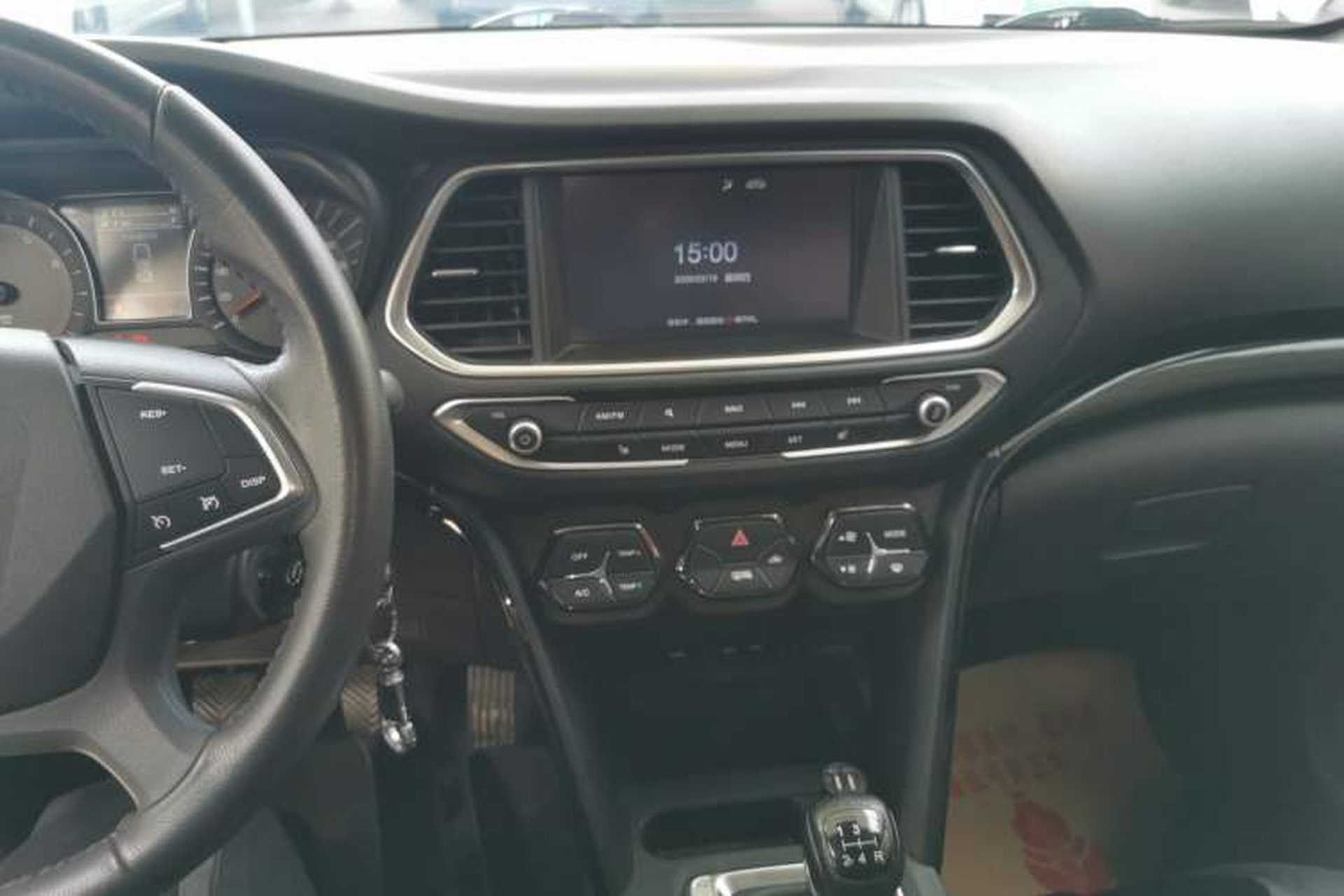 Used GAC Trumpchi GS4 2017 235T Manual Two-Wheel Drive Luxury Edition Audio And AC Panel