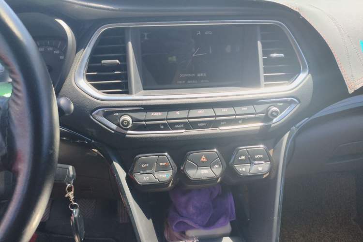 Used GAC Trumpchi GS4 2017 235T Manual Two-Wheel Drive Luxury Edition Audio And AC Panel