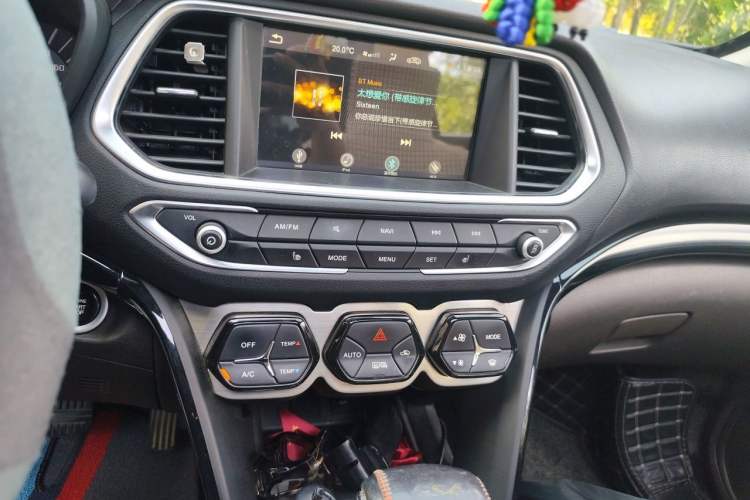 Used GAC Trumpchi GS4 2017 235T Automatic Two-Wheel Drive Luxury Smart Connectivity Version Audio And AC Panel