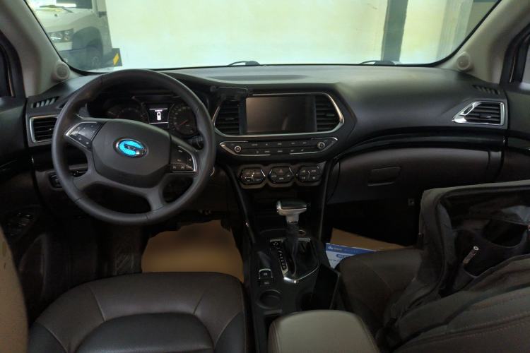 Used GAC Trumpchi GS4 2017 235T Automatic Two-Wheel Drive Luxury Smart Connectivity Version Center Console