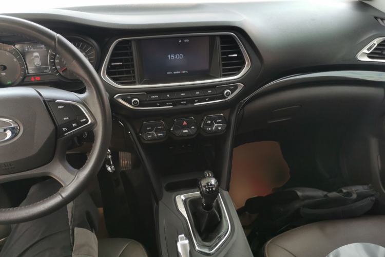 Used GAC Trumpchi GS4 2017 235T Manual Two-Wheel Drive Luxury Edition Center Console