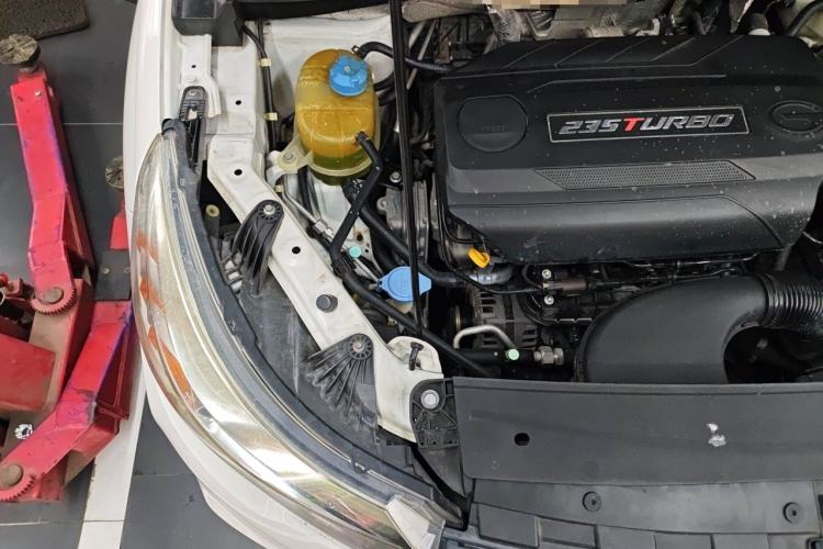 Used GAC Trumpchi GS4 2017 235T Automatic Two-Wheel Drive Luxury Smart Connectivity Version Engine Bay Right