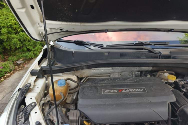 Used GAC Trumpchi GS4 2017 235T Automatic Two-Wheel Drive Luxury Smart Connectivity Version Engine Bay Right