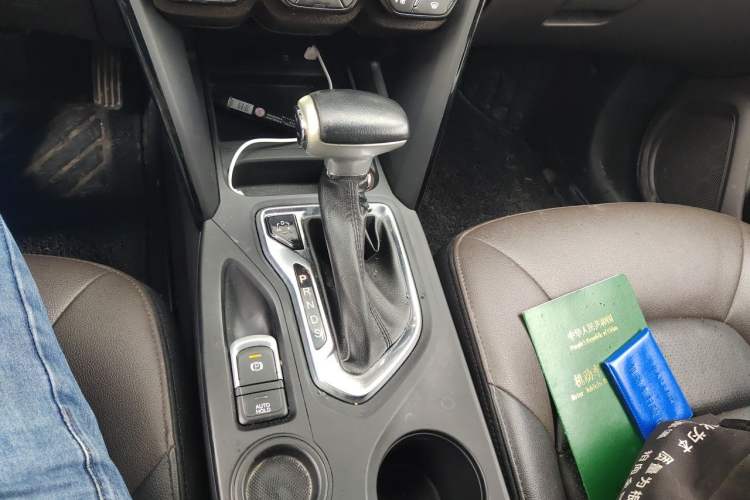Used GAC Trumpchi GS4 2017 235T Automatic Two-Wheel Drive Luxury Smart Connectivity Version Gear Lever