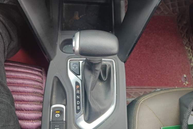 Used GAC Trumpchi GS4 2017 235T Automatic Two-Wheel Drive Luxury Smart Connectivity Version Gear Lever