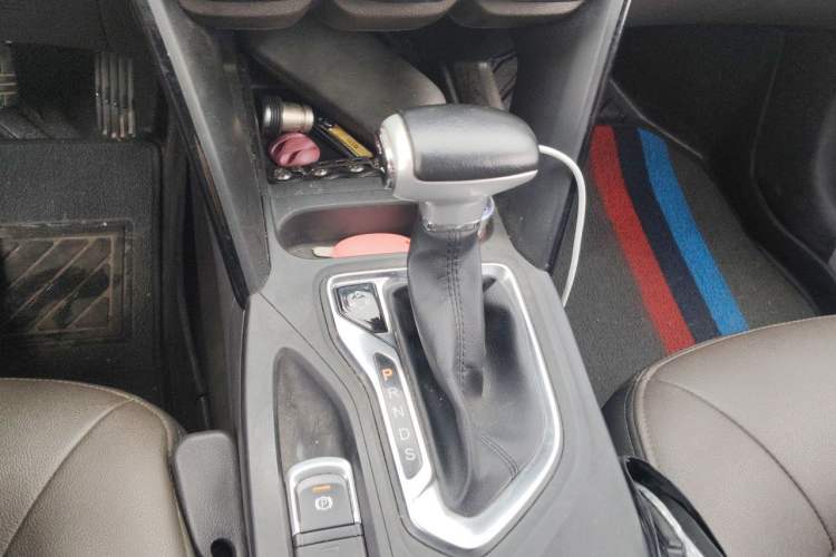 Used GAC Trumpchi GS4 2017 235T Automatic Two-Wheel Drive Luxury Smart Connectivity Version Gear Lever