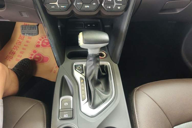 Used GAC Trumpchi GS4 2017 235T Automatic Two-Wheel Drive Luxury Smart Connectivity Version Gear Lever