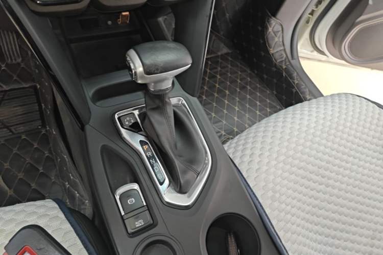 Used GAC Trumpchi GS4 2017 235T Automatic Two-Wheel Drive Luxury Smart Connectivity Version Gear Lever