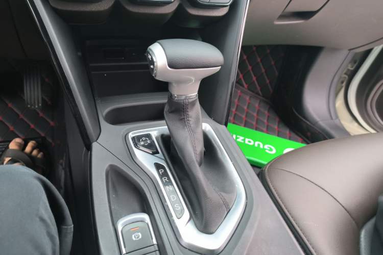 Used GAC Trumpchi GS4 2017 235T Automatic Two-Wheel Drive Luxury Smart Connectivity Version Gear Lever
