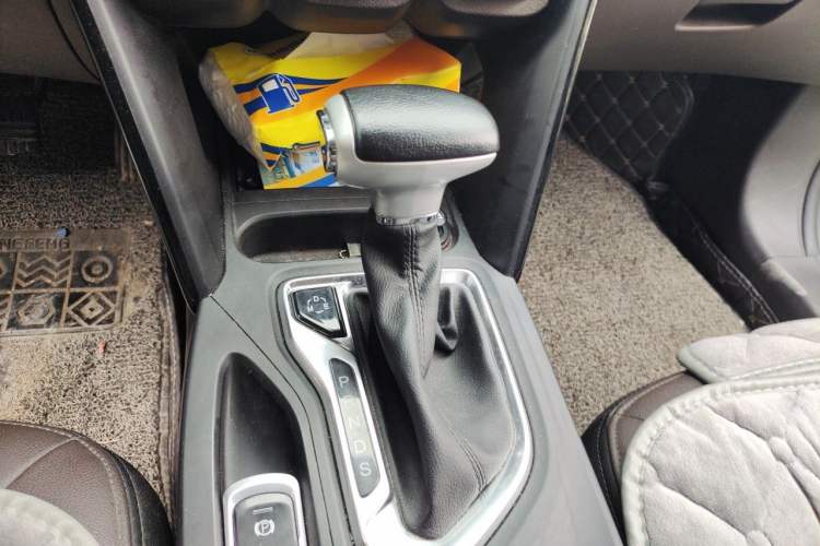 Used GAC Trumpchi GS4 2017 235T Automatic Two-Wheel Drive Luxury Smart Connectivity Version Gear Lever