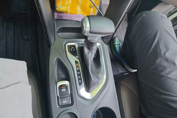 Used GAC Trumpchi GS4 2017 235T Automatic Two-Wheel Drive Luxury Smart Connectivity Version Gear Lever