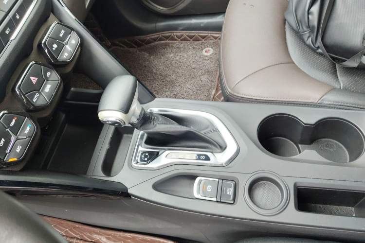Used GAC Trumpchi GS4 2017 235T Automatic Two-Wheel Drive Luxury Smart Connectivity Version Gear Lever