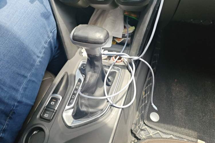 Used GAC Trumpchi GS4 2017 235T Automatic Two-Wheel Drive Luxury Smart Connectivity Version Gear Lever