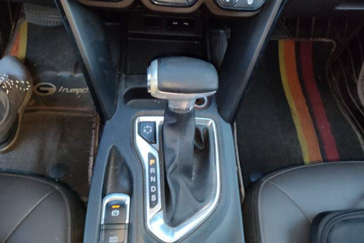 Used GAC Trumpchi GS4 2017 235T Automatic Two-Wheel Drive Luxury Smart Connectivity Version Gear Lever