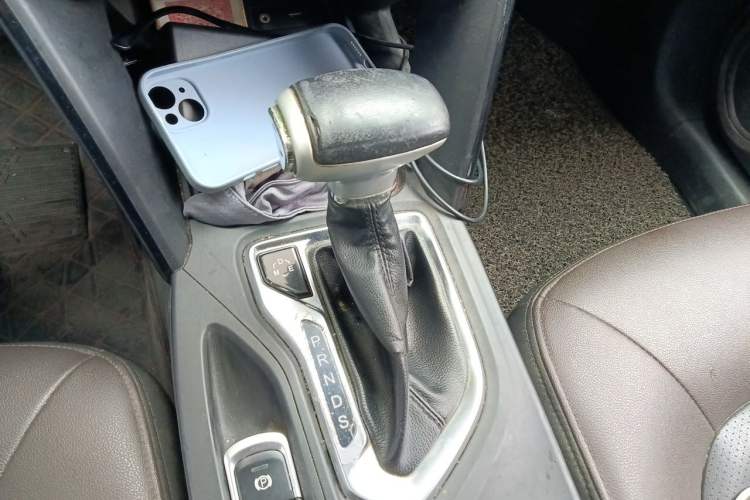 Used GAC Trumpchi GS4 2017 235T Automatic Two-Wheel Drive Luxury Smart Connectivity Version Gear Lever