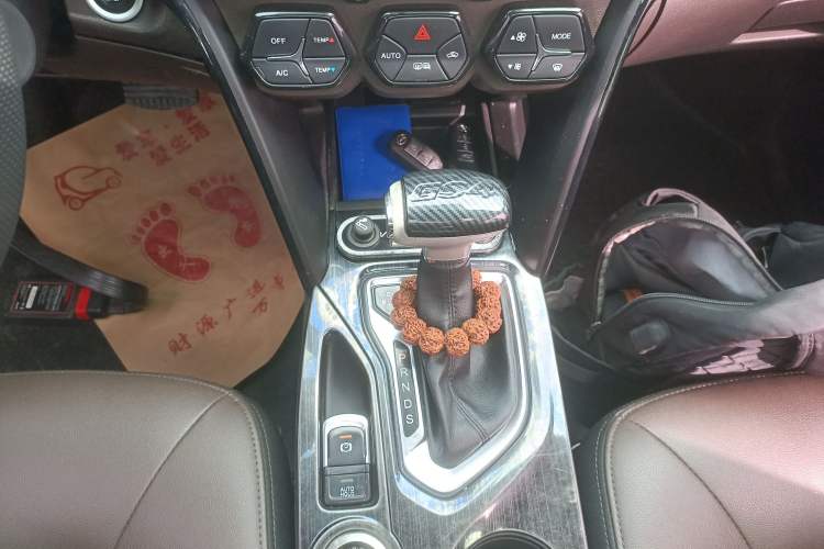 Used GAC Trumpchi GS4 2017 235T Automatic Two-Wheel Drive Luxury Smart Connectivity Version Gear Lever