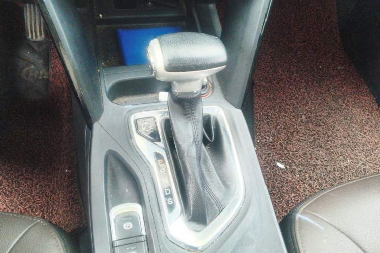 Used GAC Trumpchi GS4 2017 235T Automatic Two-Wheel Drive Luxury Smart Connectivity Version Gear Lever