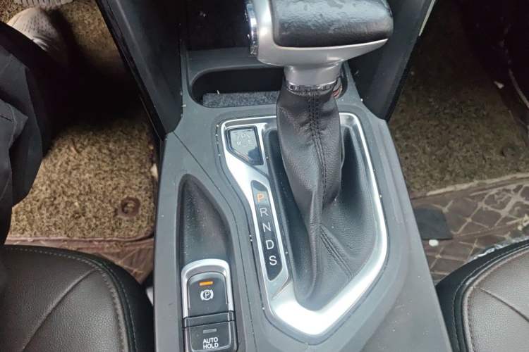 Used GAC Trumpchi GS4 2017 235T Automatic Two-Wheel Drive Luxury Smart Connectivity Version Gear Lever