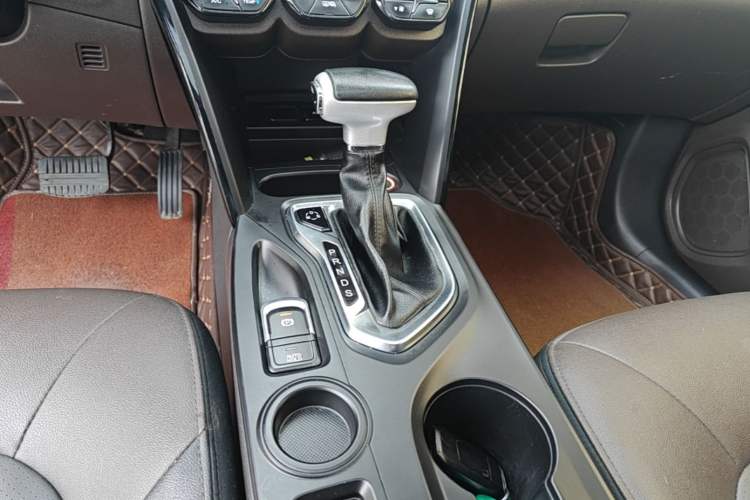 Used GAC Trumpchi GS4 2017 235T Automatic Two-Wheel Drive Luxury Smart Connectivity Version Gear Lever