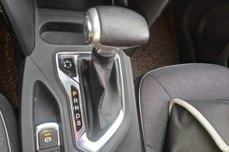Used GAC Trumpchi GS4 2017 235T Automatic Two-Wheel Drive Luxury Smart Connectivity Version Gear Lever