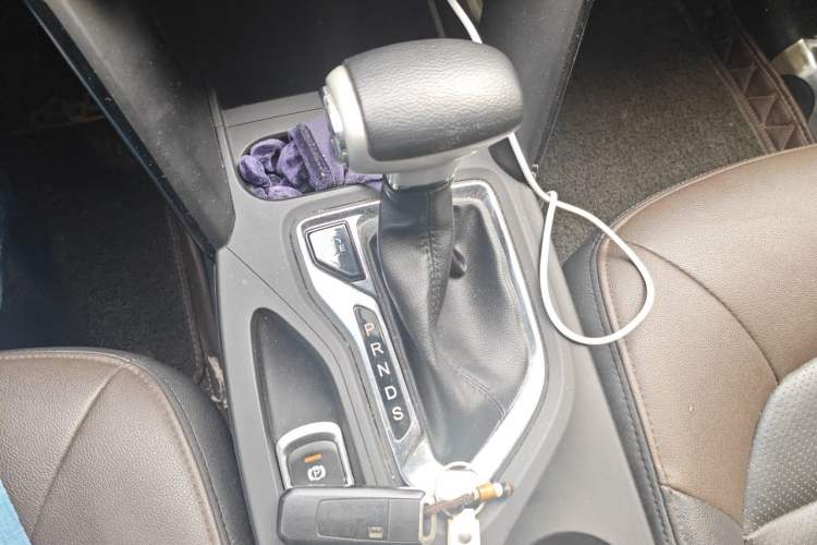 Used GAC Trumpchi GS4 2017 235T Automatic Two-Wheel Drive Luxury Smart Connectivity Version Gear Lever