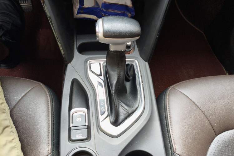 Used GAC Trumpchi GS4 2017 235T Automatic Two-Wheel Drive Luxury Smart Connectivity Version Gear Lever