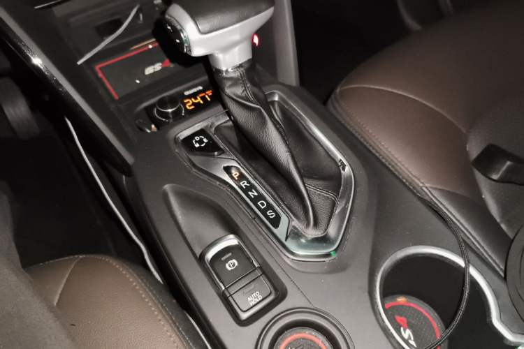 Used GAC Trumpchi GS4 2017 235T Automatic Two-Wheel Drive Luxury Smart Connectivity Version Gear Lever