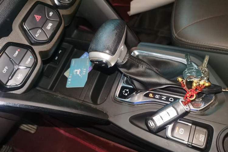 Used GAC Trumpchi GS4 2017 235T Automatic Two-Wheel Drive Luxury Smart Connectivity Version Gear Lever