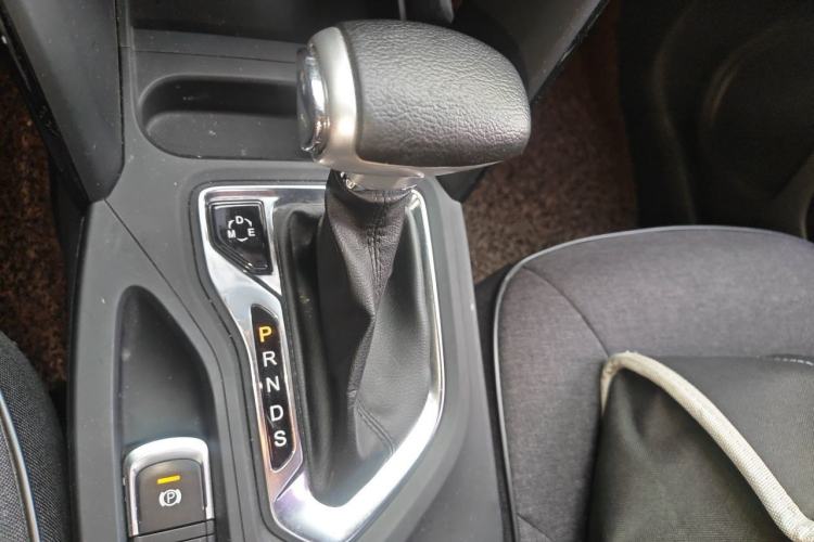 Used GAC Trumpchi GS4 2017 235T Automatic Two-Wheel Drive Luxury Smart Connectivity Version Gear Lever