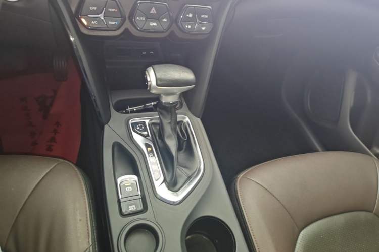 Used GAC Trumpchi GS4 2017 235T Automatic Two-Wheel Drive Luxury Smart Connectivity Version Gear Lever