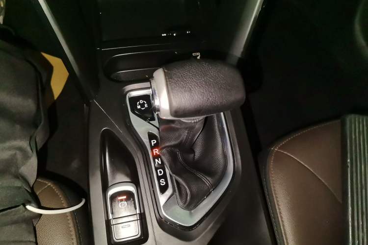 Used GAC Trumpchi GS4 2017 235T Automatic Two-Wheel Drive Luxury Smart Connectivity Version Gear Lever