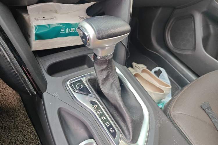 Used GAC Trumpchi GS4 2017 235T Automatic Two-Wheel Drive Luxury Smart Connectivity Version Gear Lever