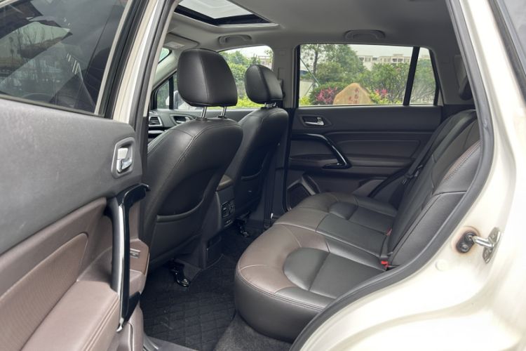 Used GAC Trumpchi GS4 2017 200T G-DCT Two-Wheel Drive Elite Edition Interior 3